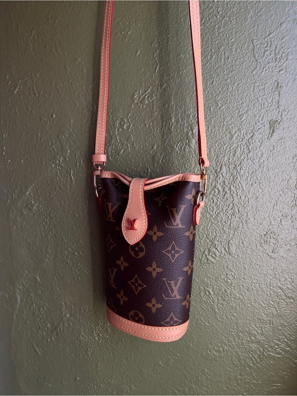 Louis Vuitton Fold Me Pouch in Monogram Canvas - Picture 2 of 4
